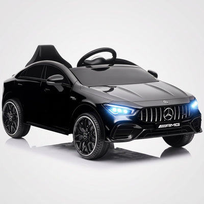 Voiture électrique enfant Mercedes-AMG CLA 45 12V noire, phares LED allumés, vue de trois quarts avant